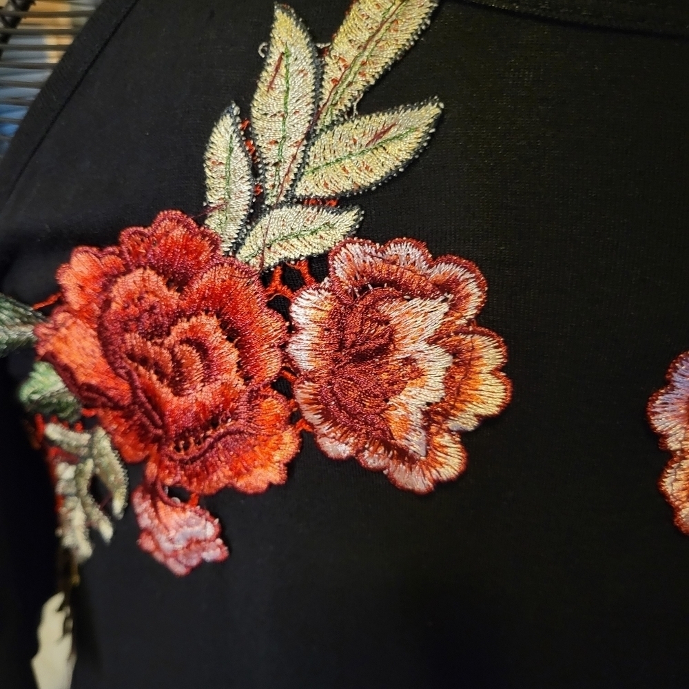 Alya Medium Casual Dress with embroidery - Picture 5 of 6